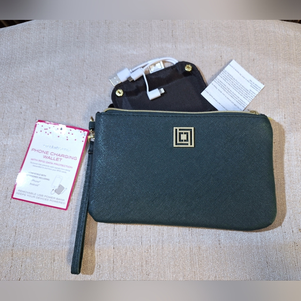 Liz Claiborne Phone Charging Wallet Wristlet Emerald Green RFID Data Protection